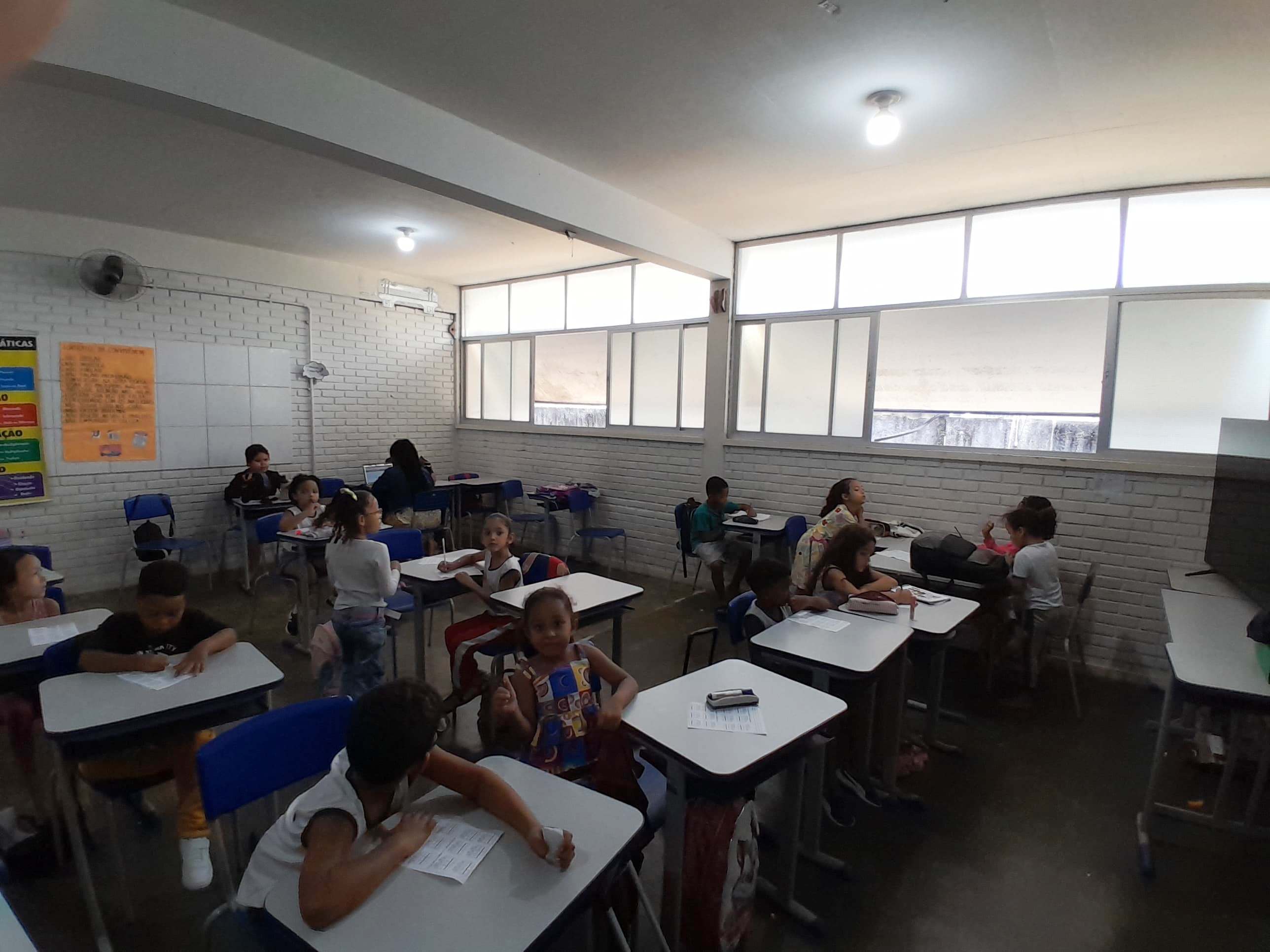Prefeitura troca janelas antigas por modernas na Escola Vila Nova