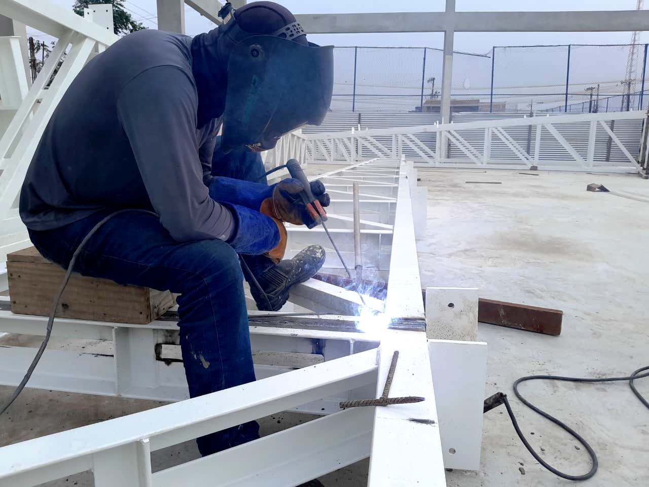 Obras da quadra poliesportiva do bairro Galileia entram em nova etapa com instalação da cobertura
