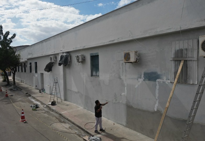Pintura da área externa no Hospital Municipal é iniciada