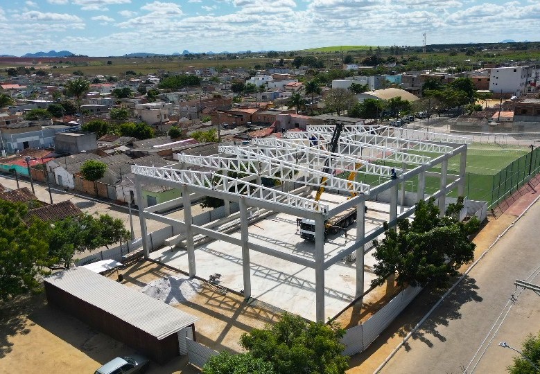 Estrutura metálica da quadra poliesportiva do bairro Galileia é instalada