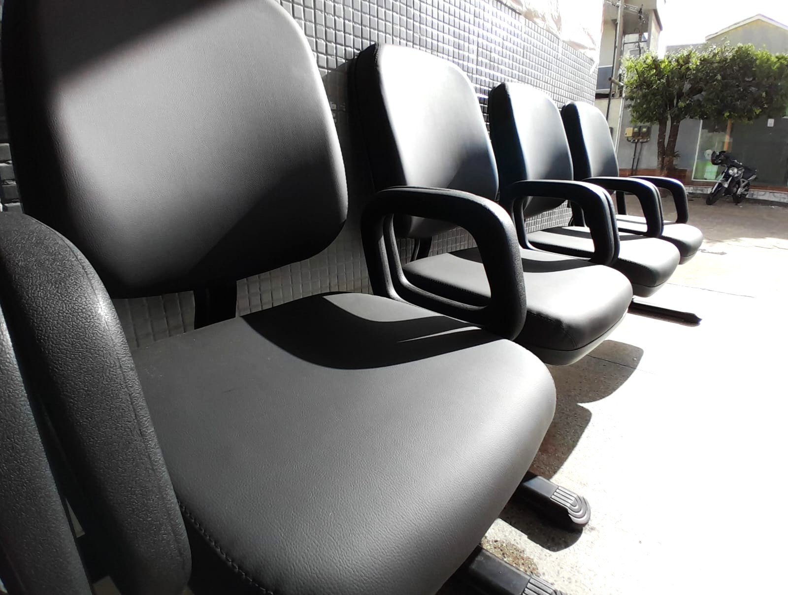 Prefeitura moderniza mobiliário em ambientes públicos e amplia conforto aos usuários