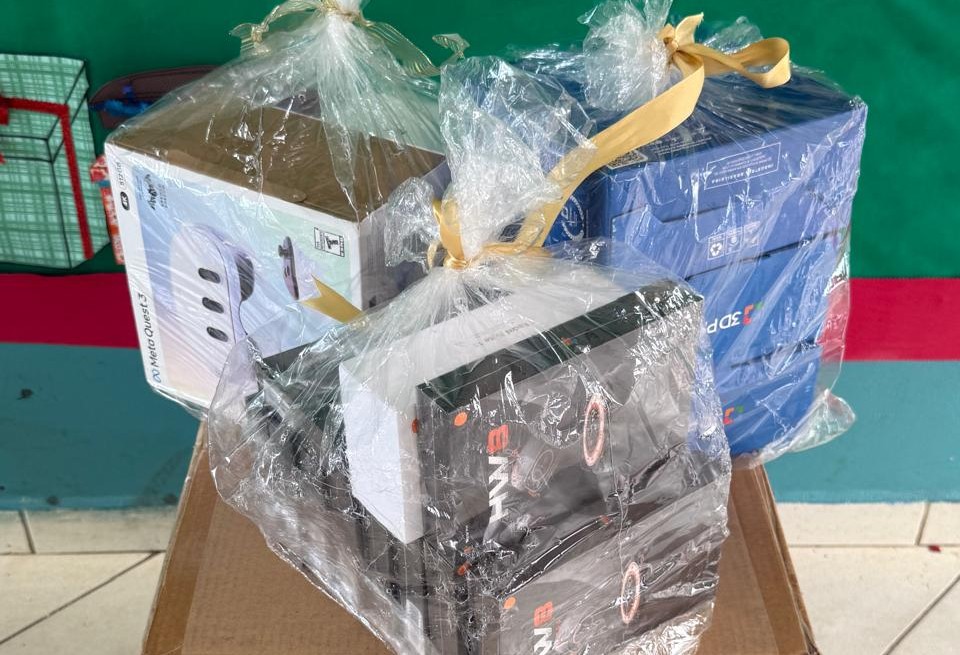 Pinheiros recebe equipamentos tecnológicos para implantação de Sala Maker em escola