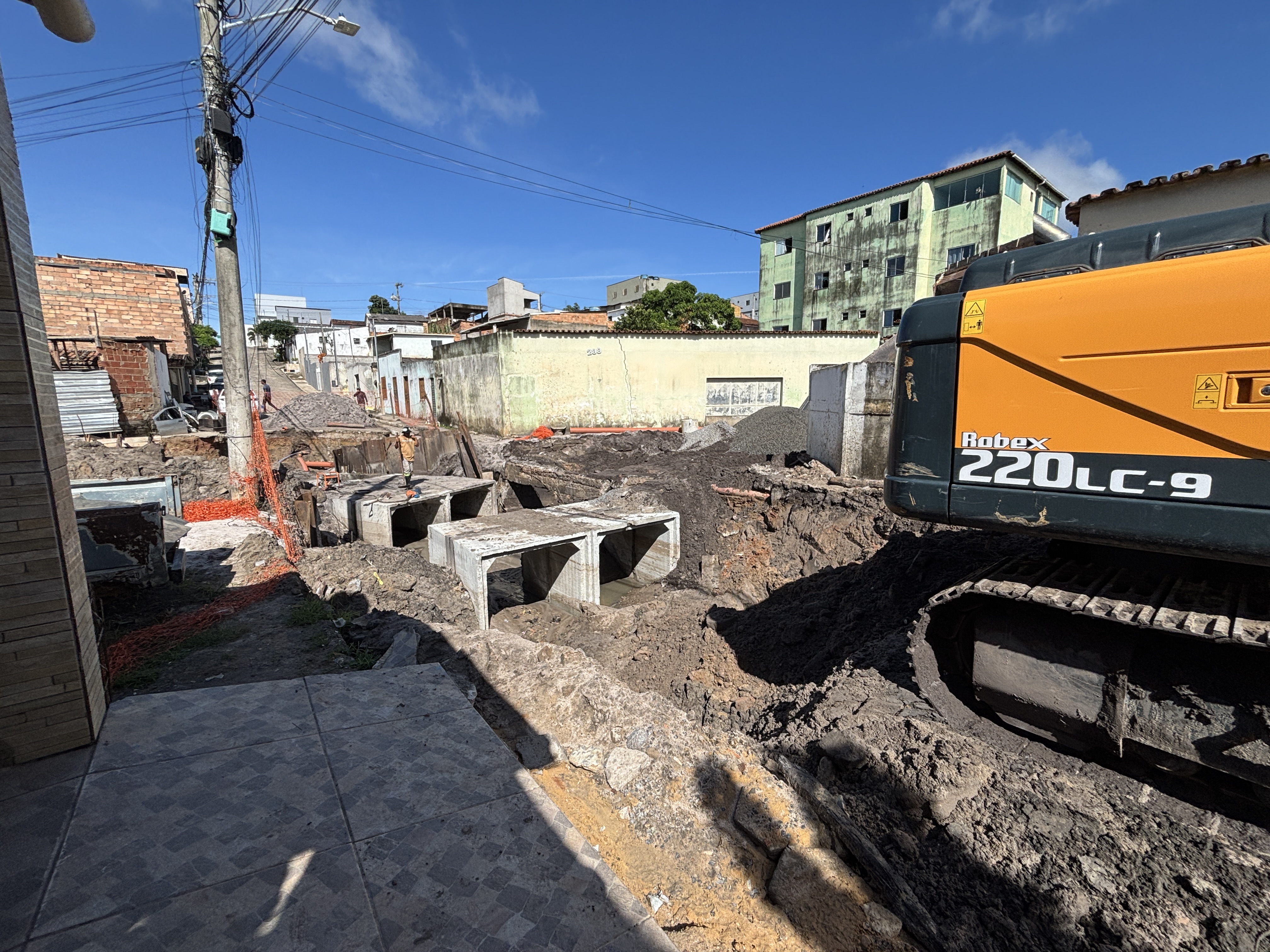 Macrodrenagem alcança 450 metros e entra em nova via pela primeira vez