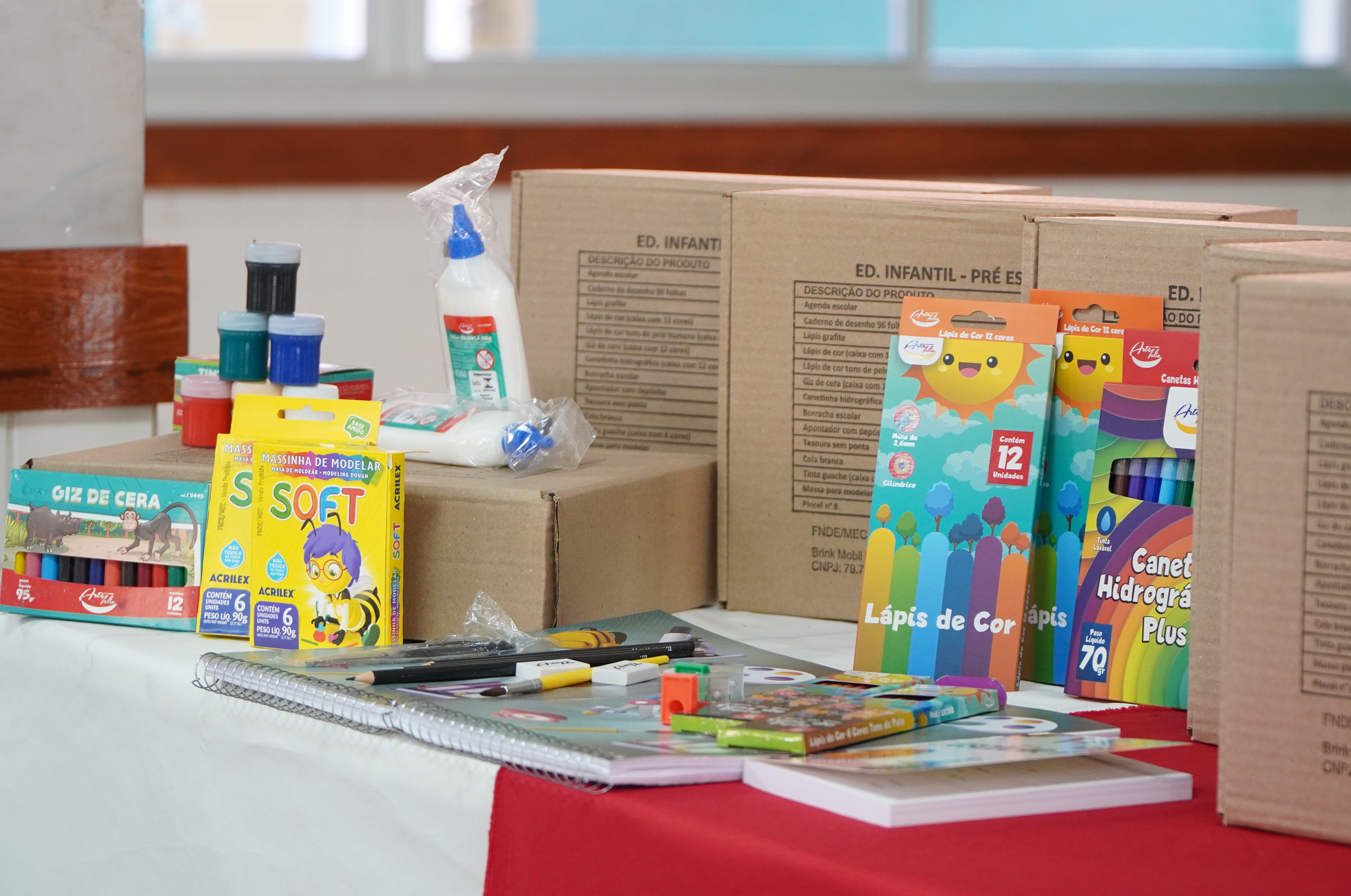 Prefeitura de Pinheiros anuncia kits de material escolar para mais de 3,7 mil alunos da rede municipal