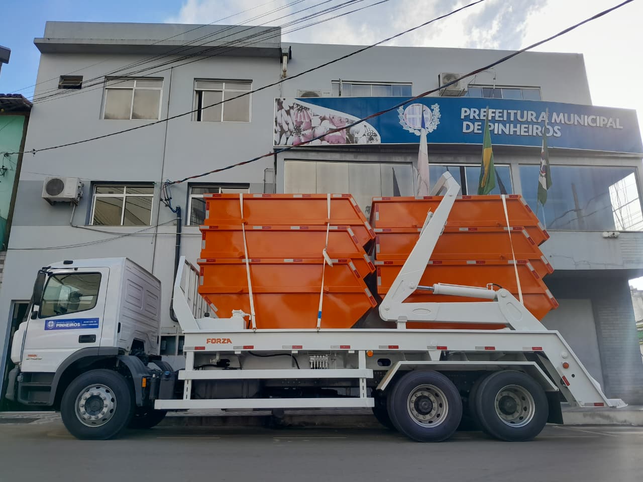 Pinheiros reforça coleta de resíduos com novo caminhão poliguindaste e 40 caçambas