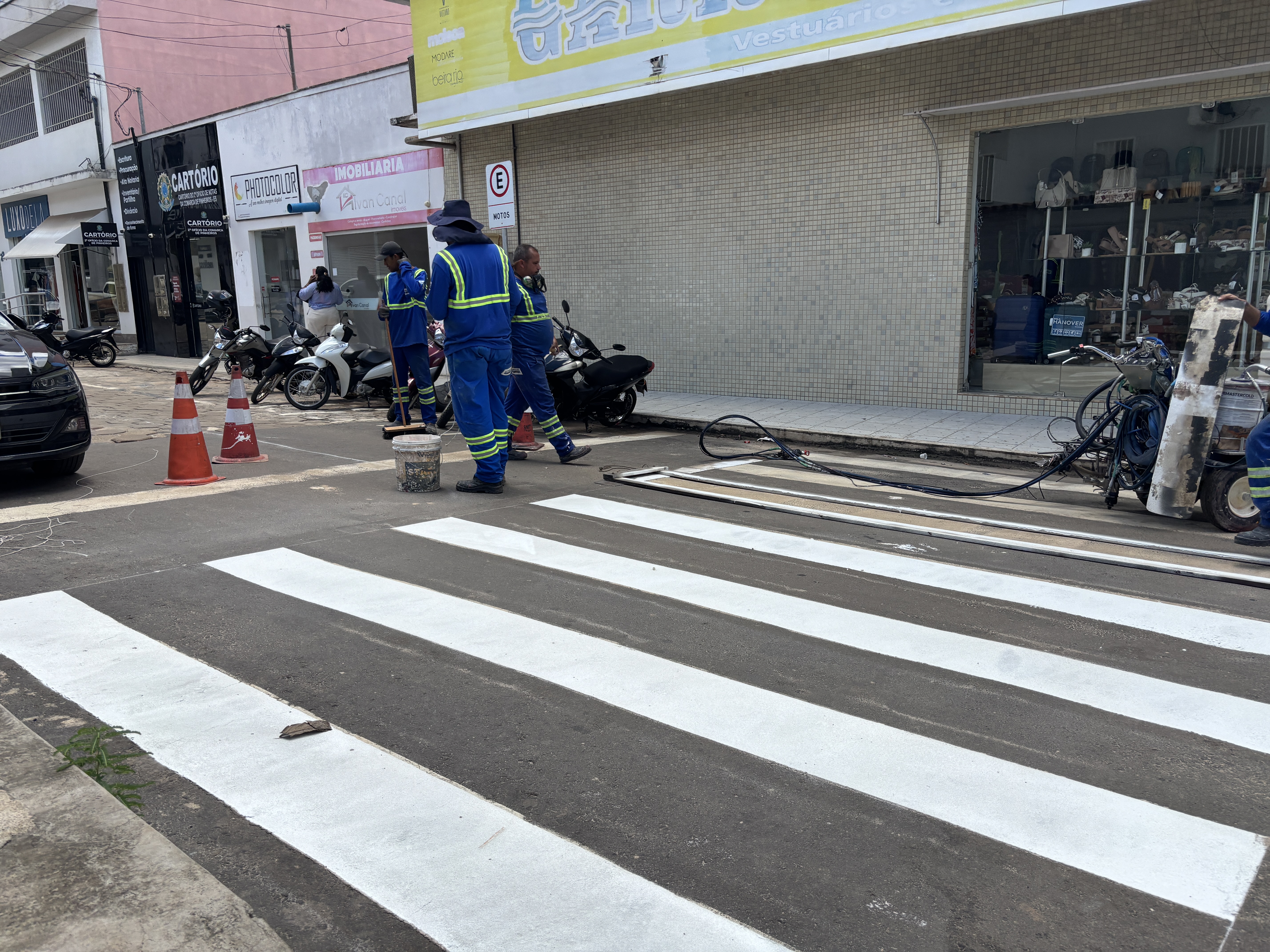 Sinalização viária prossegue e reforça segurança no trânsito urbano de Pinheiros