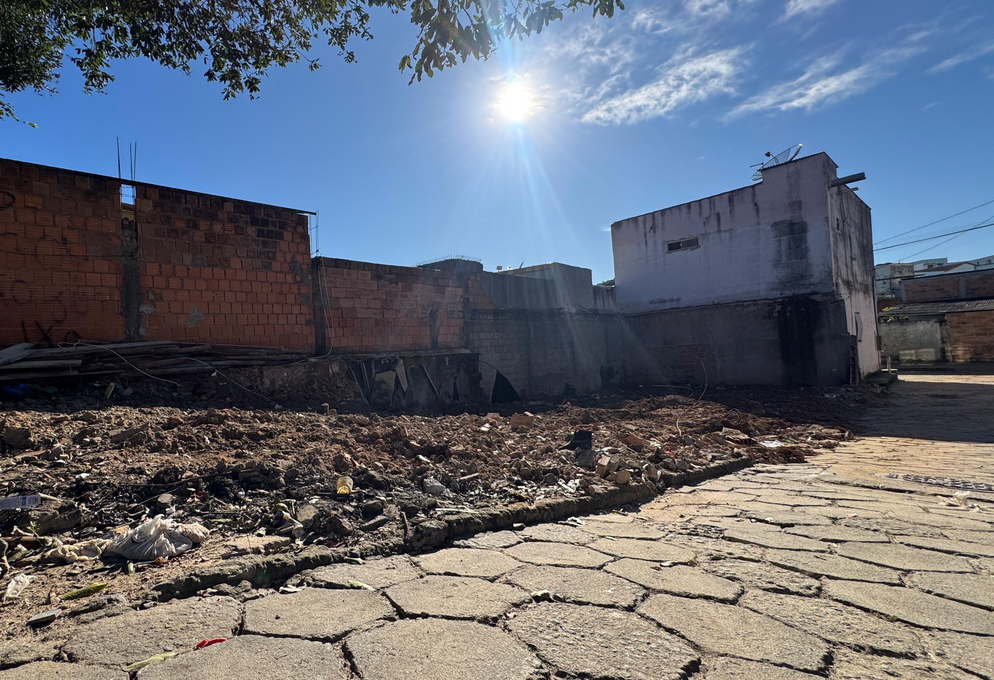 Prefeitura de Pinheiros demole imóvel abandonado e reforça compromisso com a segurança e o bem-estar da população