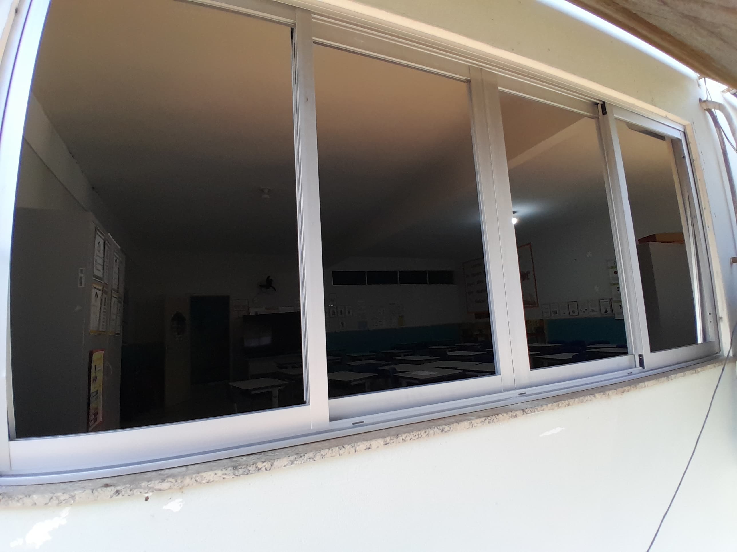 Prefeitura instala janelas modernas na Escola Vila Nova