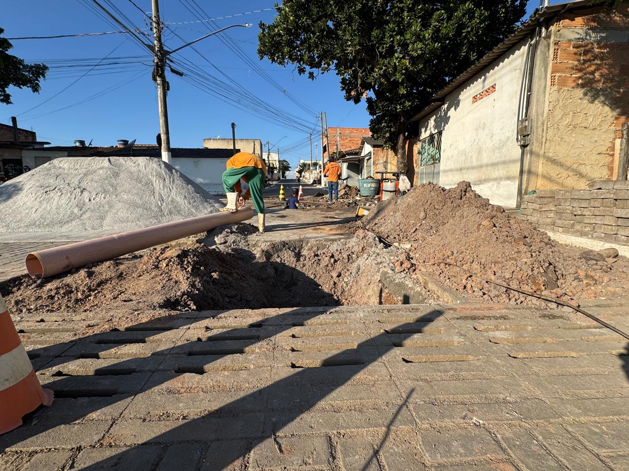Prefeitura realiza manutenção em rede de esgoto no Santo Antônio