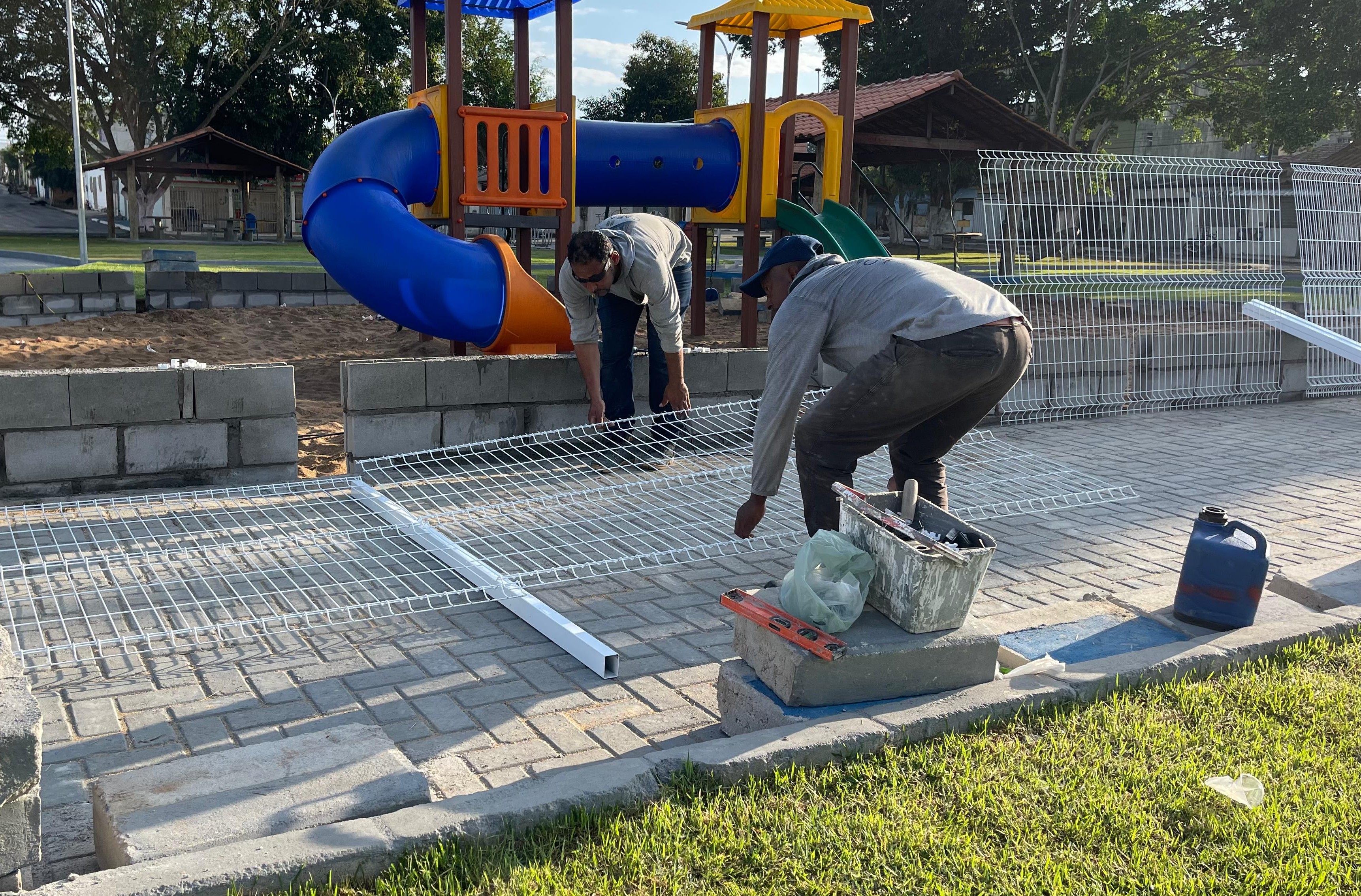 Prefeitura reforça segurança em parquinhos com instalação de gradis