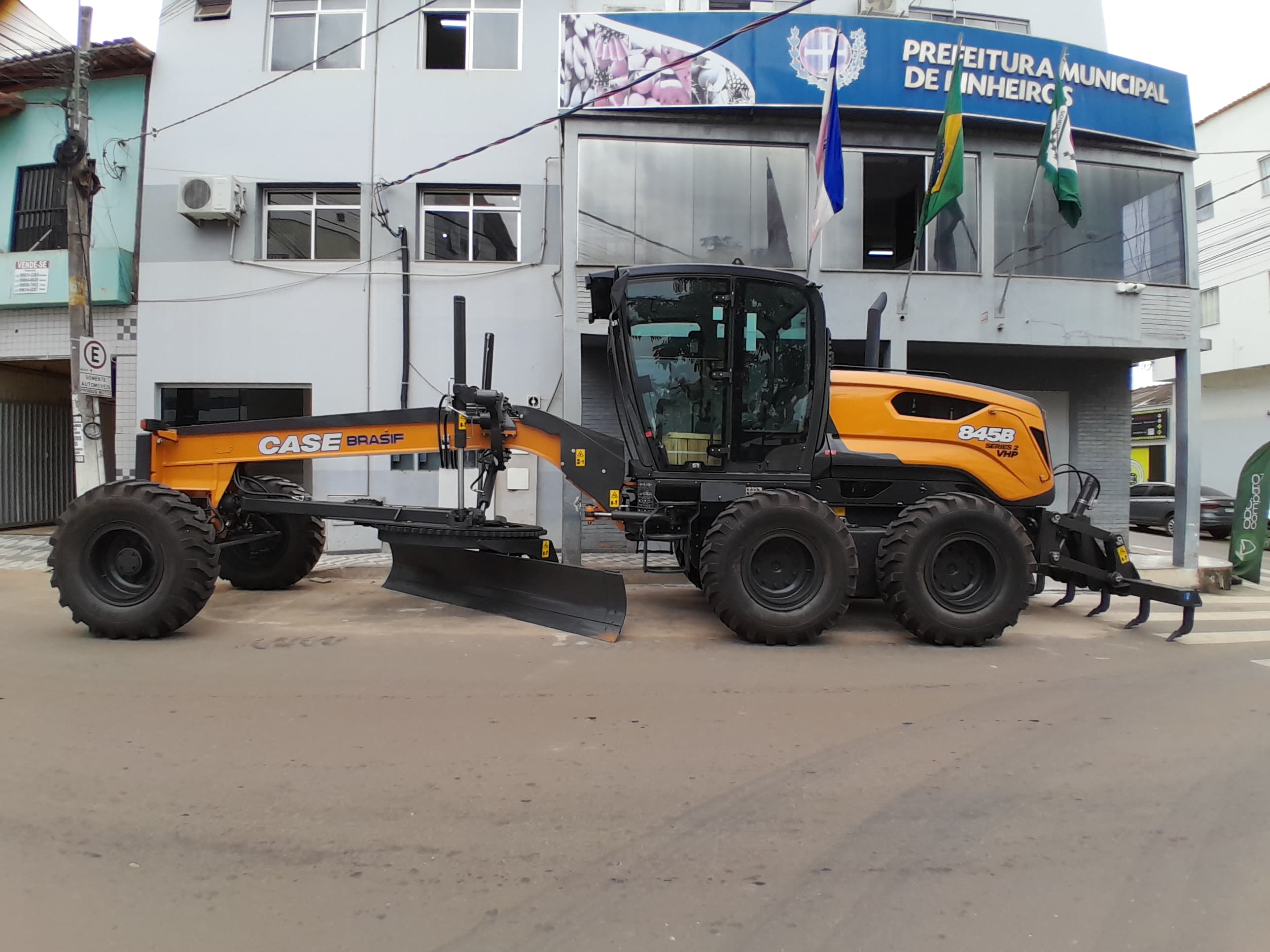 Pinheiros recebe nova motoniveladora para reforçar infraestrutura rural