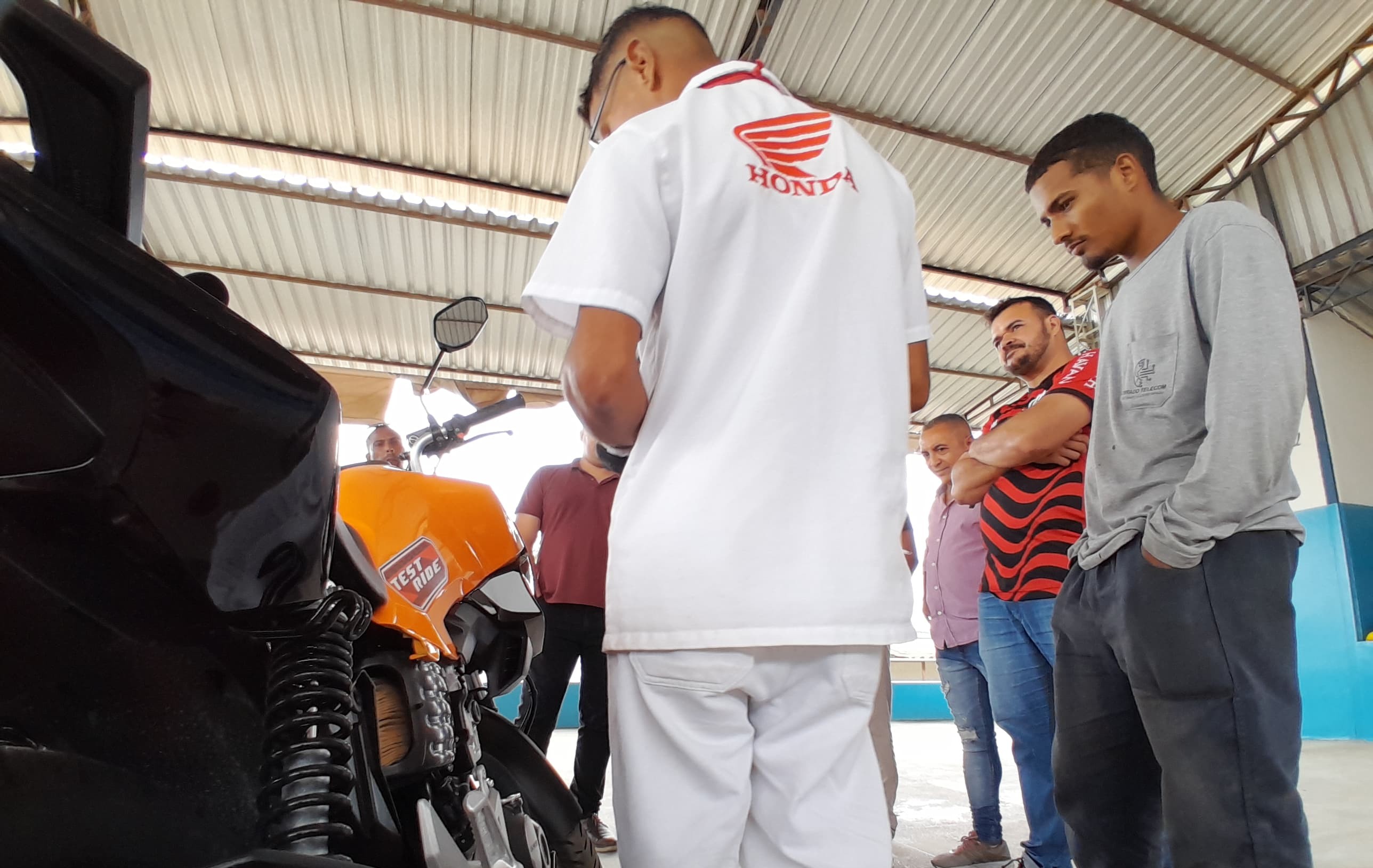 Pinheiros recebe curso gratuito de manutenção de motos em parceria com o Detran