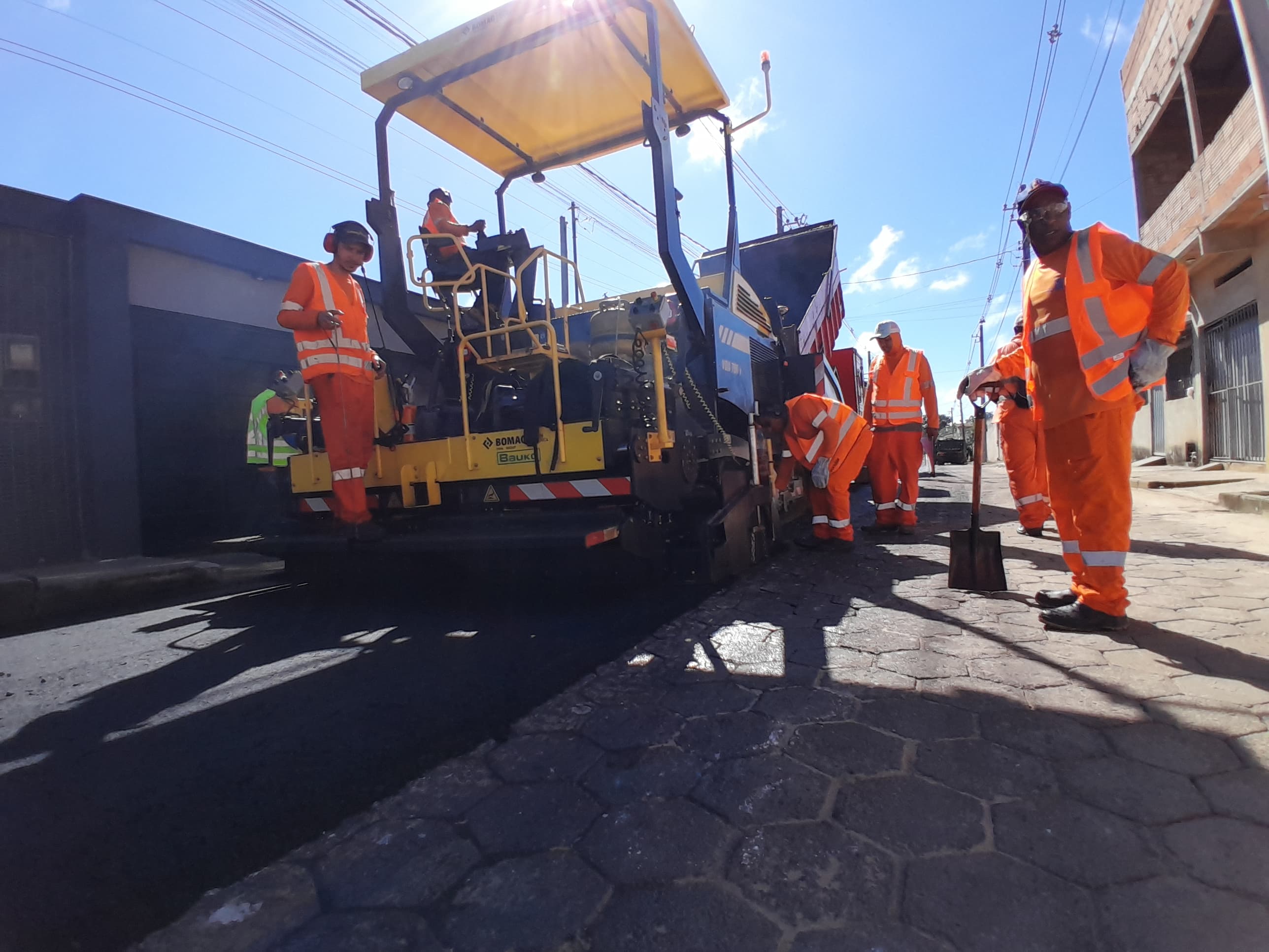 Prefeitura intensifica asfaltamento e recapeamento de ruas do município