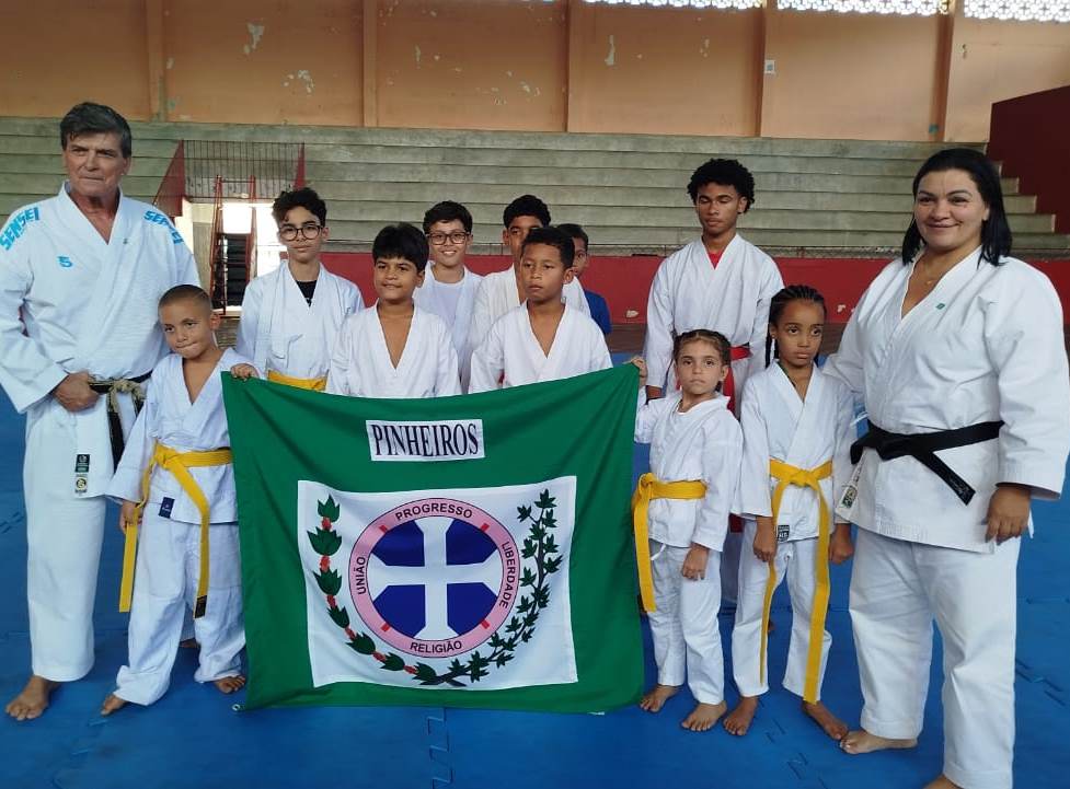 Alunos de karatê de Pinheiros avançam de faixa em Colatina
