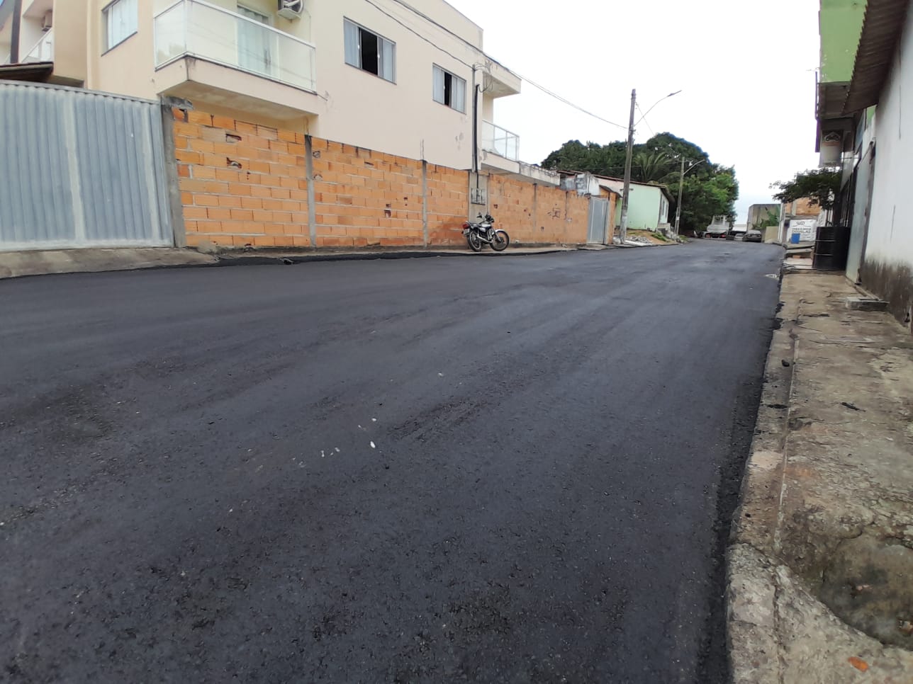 Pinheiros dá continuidade ao asfaltamento de vias e reforça infraestrutura urbana