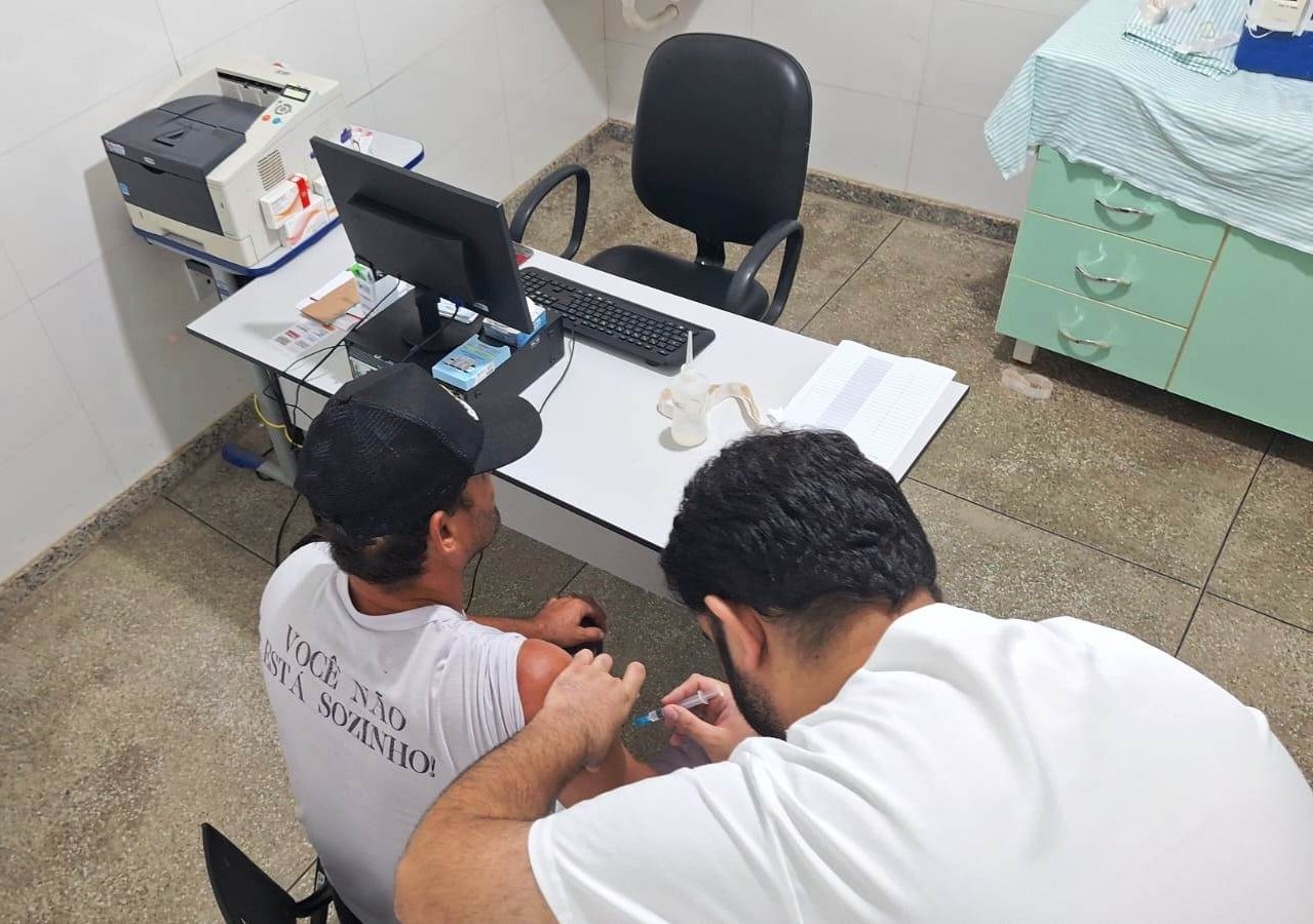 Quase 300 pessoas são imunizadas contra a gripe em horário especial