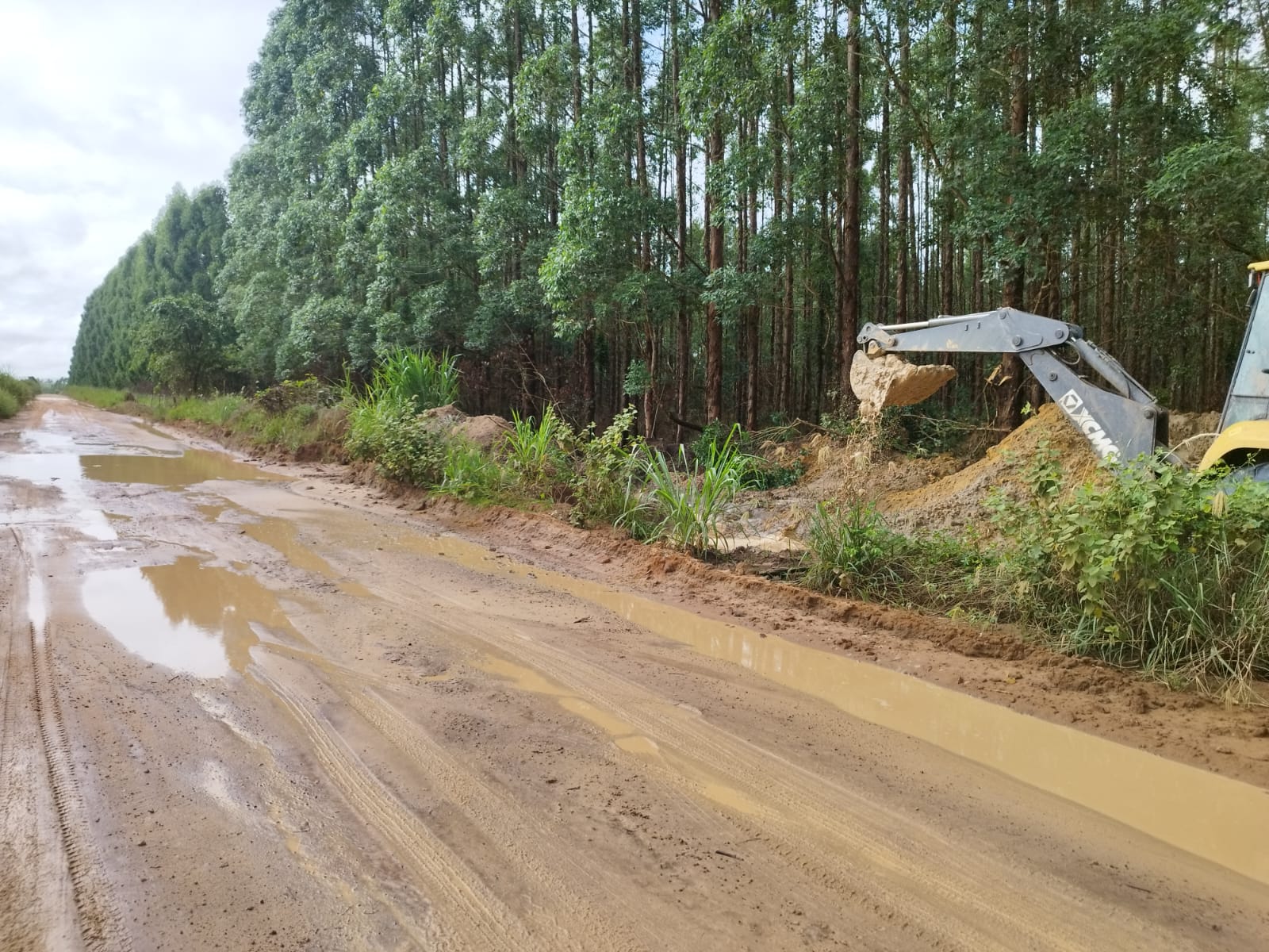 Prefeitura atua para recuperar estradas rurais após chuva intensa em Pinheiros