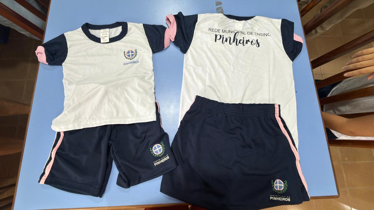 Uniformes chegam ao município e Prefeitura de Pinheiros organiza entrega para estudantes