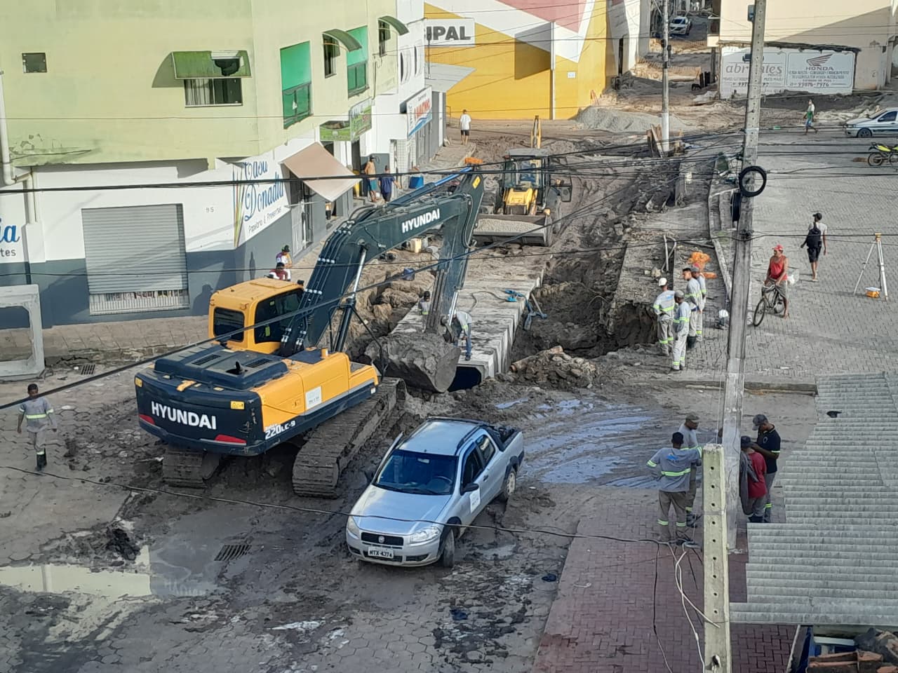 Macrodrenagem avança para área da feira livre e exige atenção redobrada no Centro de Pinheiros