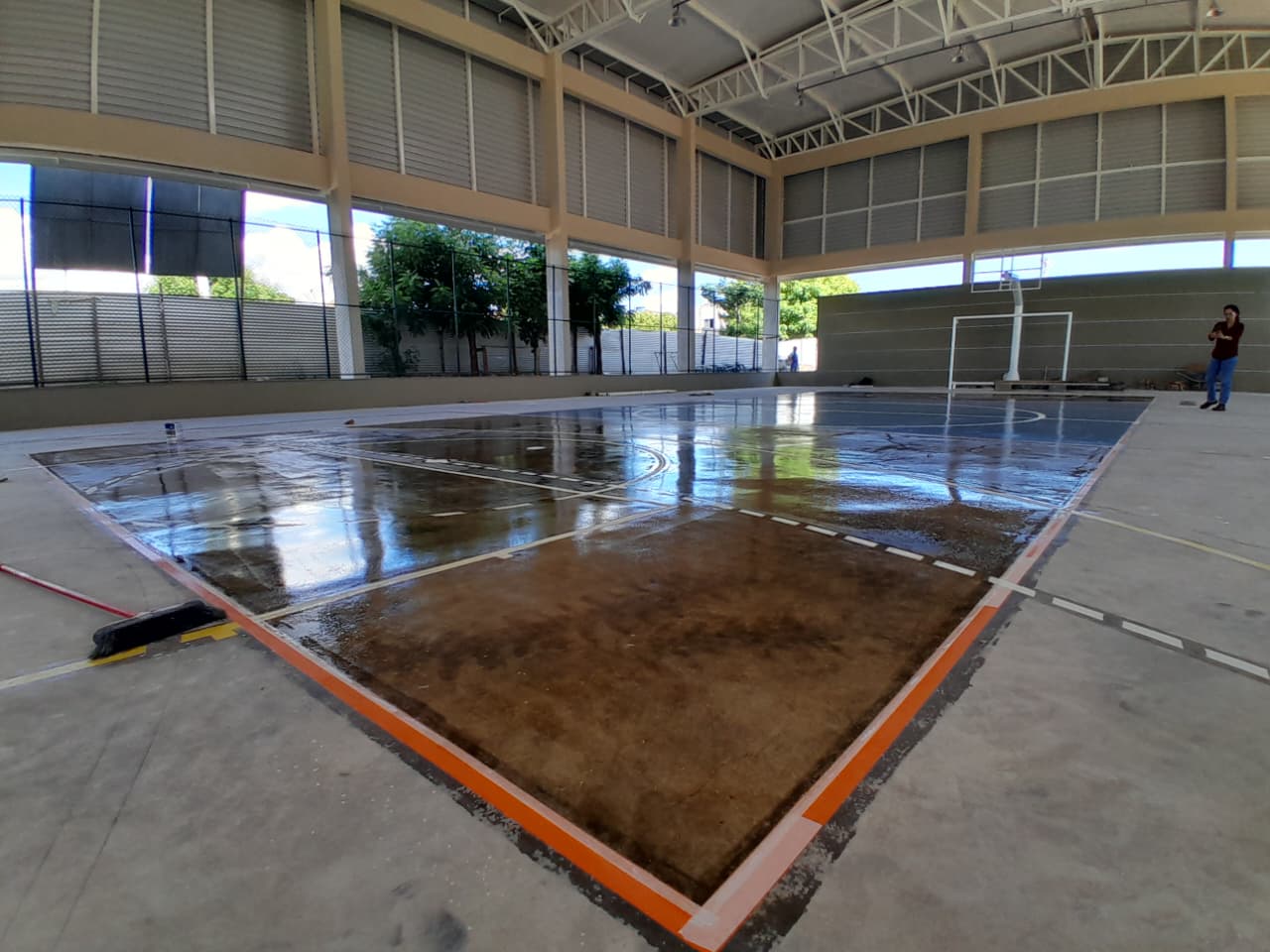 Ritmo acelerado: piso da quadra poliesportiva do bairro Galileia é demarcado