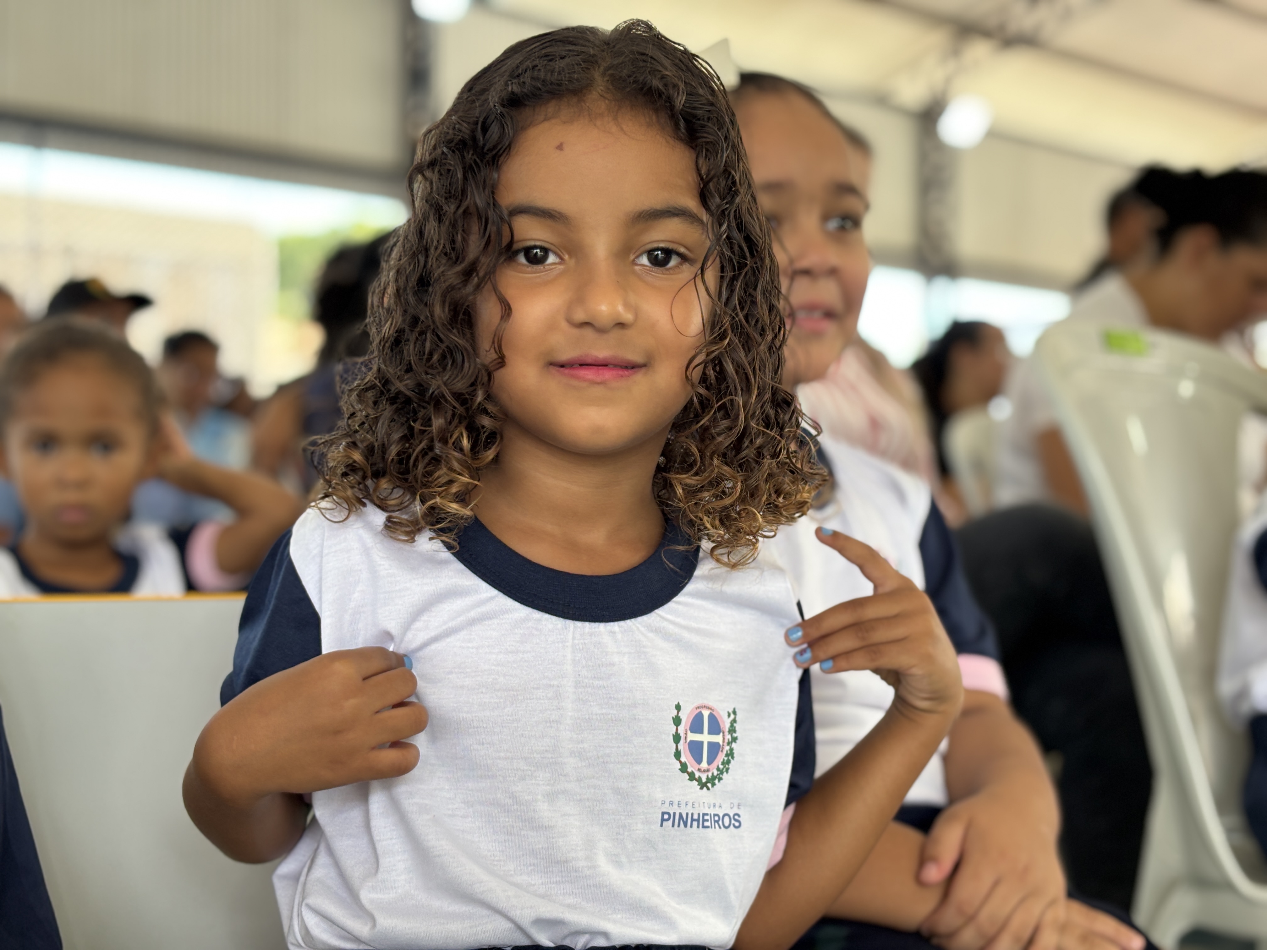 Prefeitura inicia entrega de uniformes para mais de 3,7 mil estudantes da rede municipal