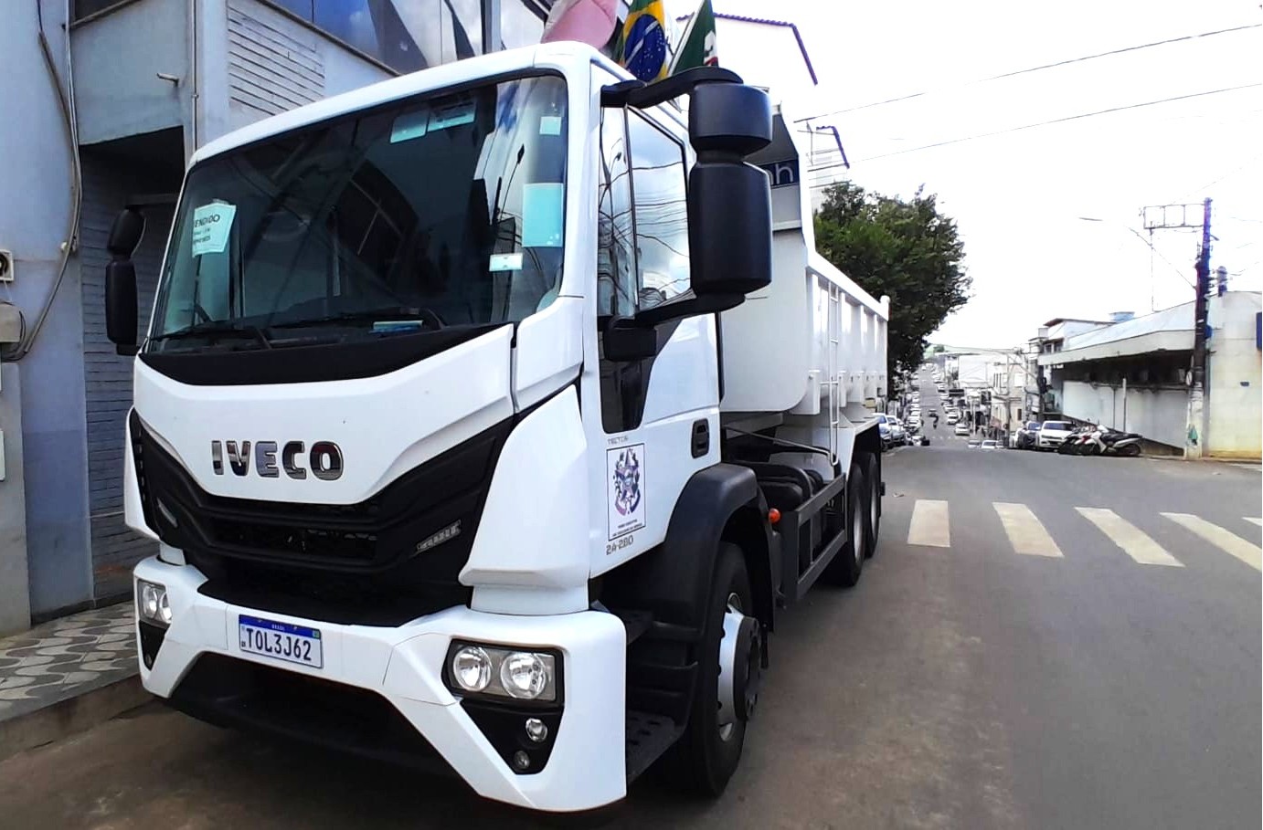 Pinheiros recebe caminhão-caçamba zero quilômetro para reforçar a agricultura