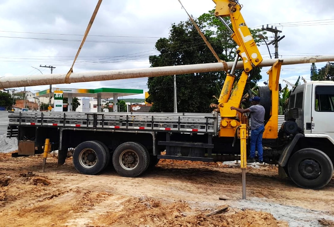 Obra acelerada: postes e luminárias começam a ser instalados no Balneário
