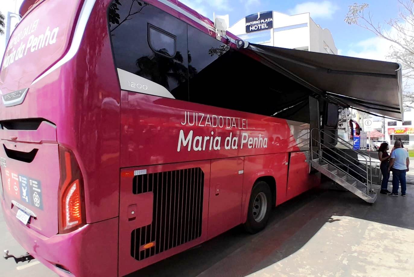 Ônibus Rosa realiza vários atendimentos e ações de conscientização em Pinheiros
