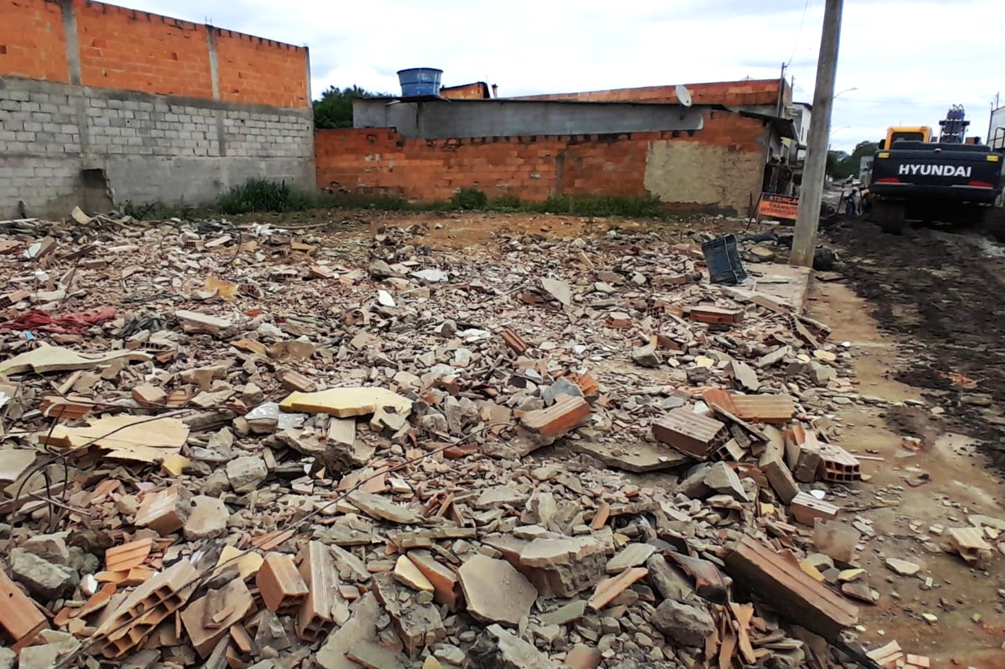 Segurança e organização urbana: Prefeitura de Pinheiros demole imóvel abandonado