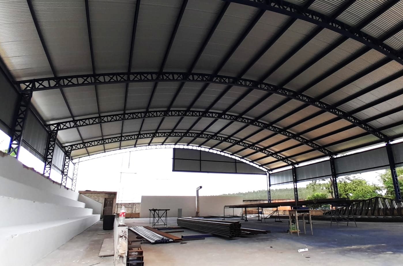 Nova cobertura da quadra da Escola Antônio Brunelli marca avanço na reestruturação do espaço esportivo