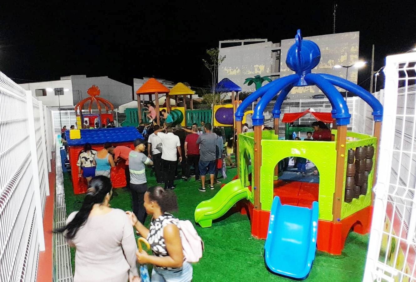 Prefeitura de Pinheiros faz abertura de Brinquedopraça no Calçadão