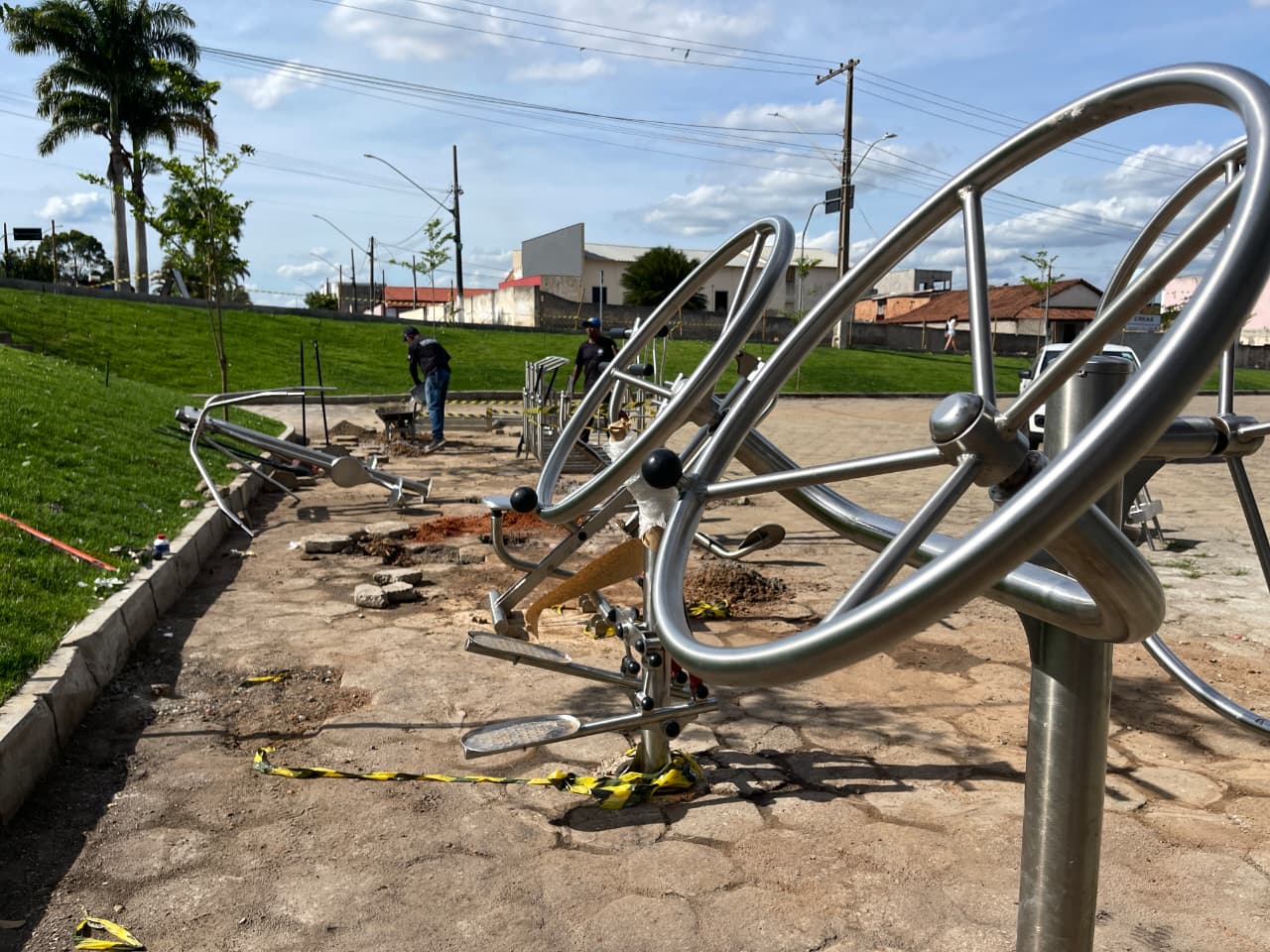 Prefeitura instala academia popular e aparelhos de calistenia na área externa do Ginásio Municipal