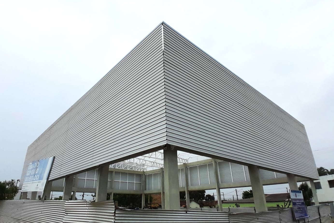 Obra da quadra poliesportiva do bairro Galileia tem fechamento lateral finalizado