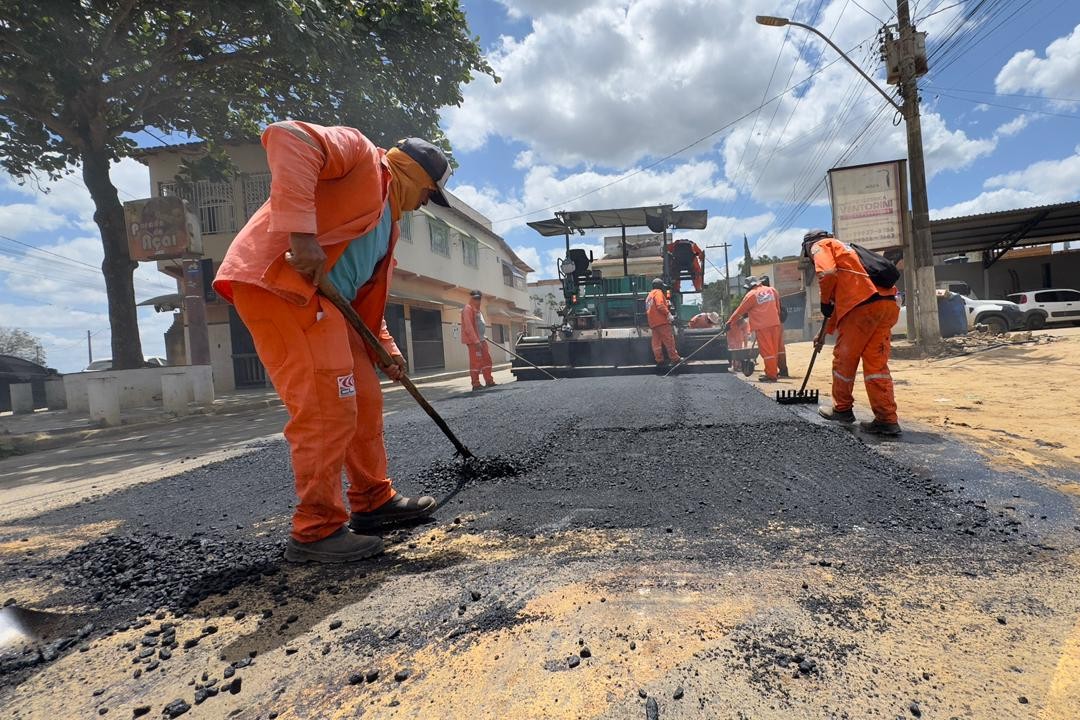 Primeira aplicação de asfalto marca nova etapa da reabilitação da ES-130, entre Pinheiros e Vinhático