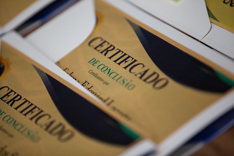 Mais 25 pessoas recebem certificados após conclusão de cursos