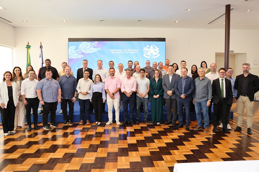 Prefeito Edilson participa de reunião sobre saneamento e gestão de resíduos