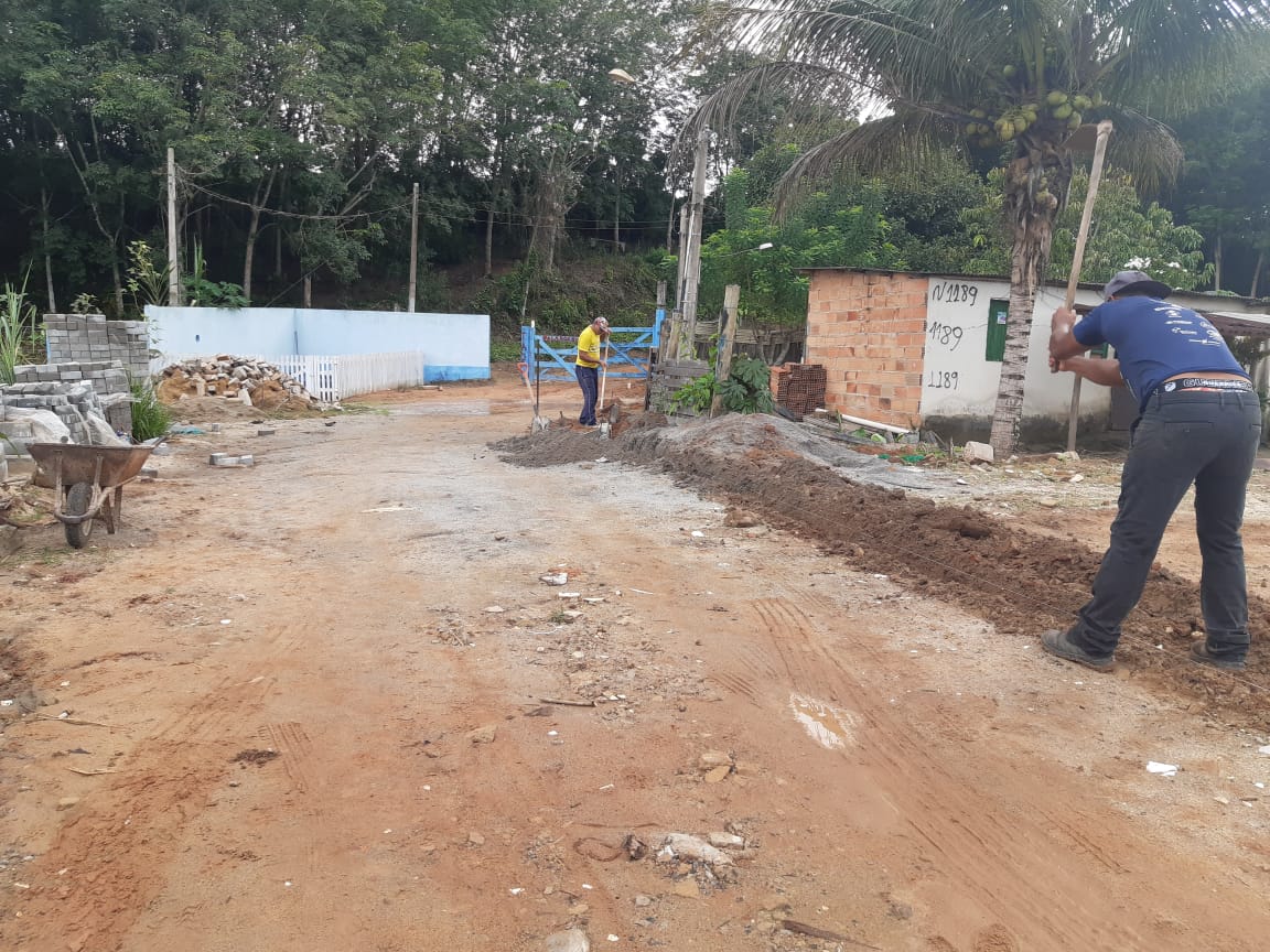 PREFEITURA CONCLUI CALÇAMENTO DE RUA PRÓXIMA À MINA NO BAIRRO VILA NOVA