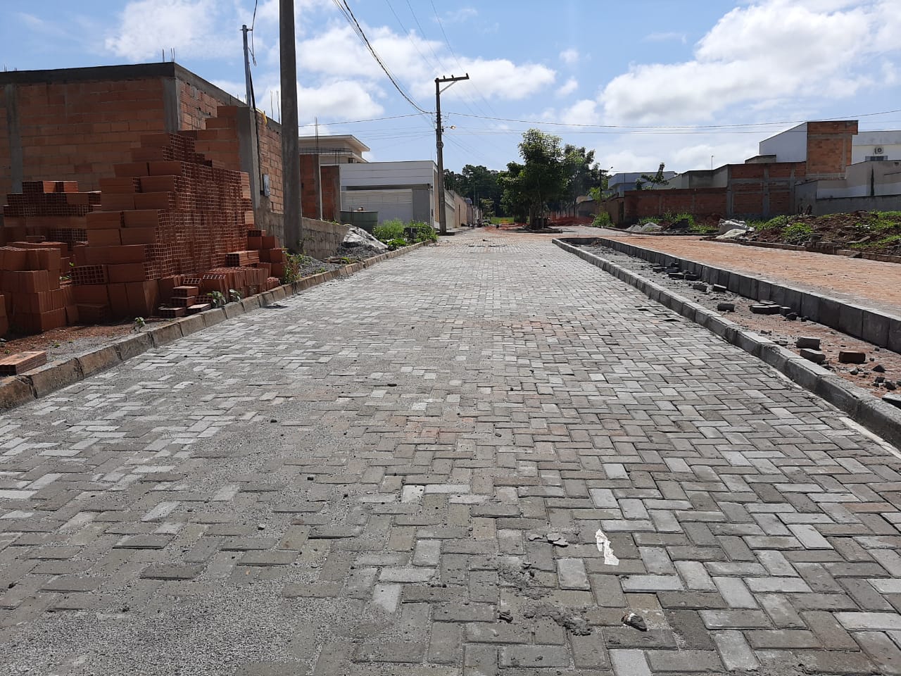FUNCIONÁRIOS PAVIMENTAM MAIS UMA RUA NO BAIRRO NOVA CANAÃ