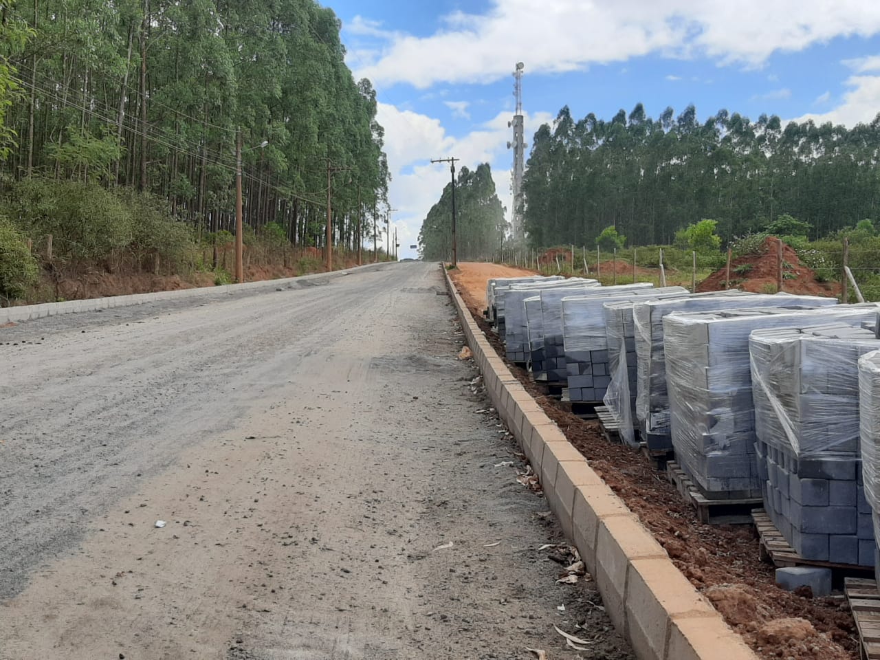 MEIOS-FIOS DE TRECHO DA ESTRADA PINHEIROS-PEDRO CANÁRIO SÃO FIXADOS, E BLOCOS COMEÇAM A SER ASSENTADOS EM PRÓXIMA ETAPA