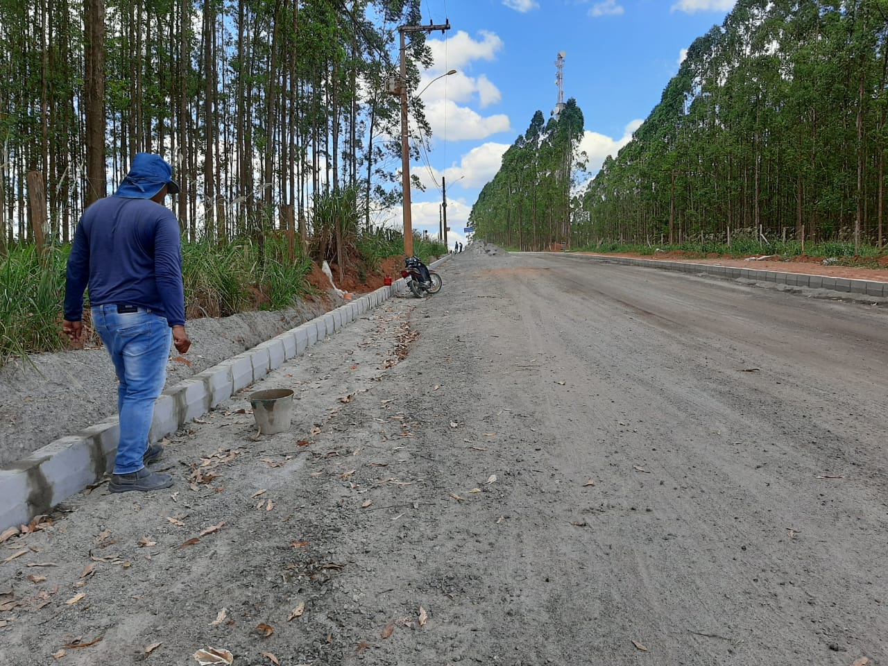 PAVIMENTAÇÃO AVANÇANDO!  TRECHO DA ESTRADA PINHEIROS-PEDRO CANÁRIO RECEBE MEIOS-FIOS