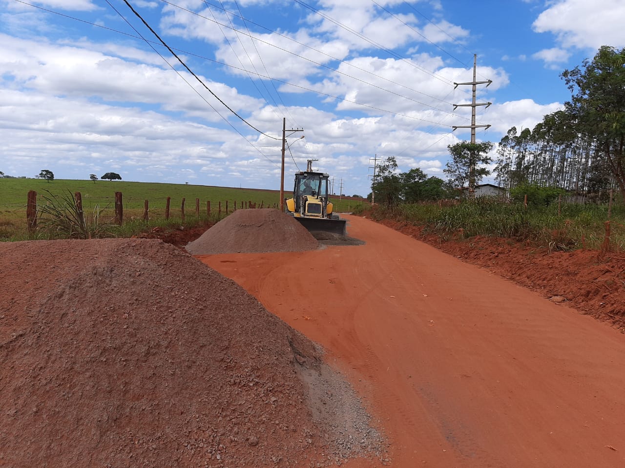 MÁQUINAS TRABALHAM EM NIVELAMENTO E COMPACTAÇÃO DE TRECHO DA ESTRADA PINHEIROS-PEDRO CANÁRIO
