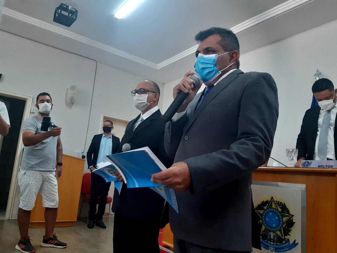 PREFEITO ARNÓBIO, VICE-PREFEITO ALOÍSIO LULINHA E VEREADORES SÃO EMPOSSADOS