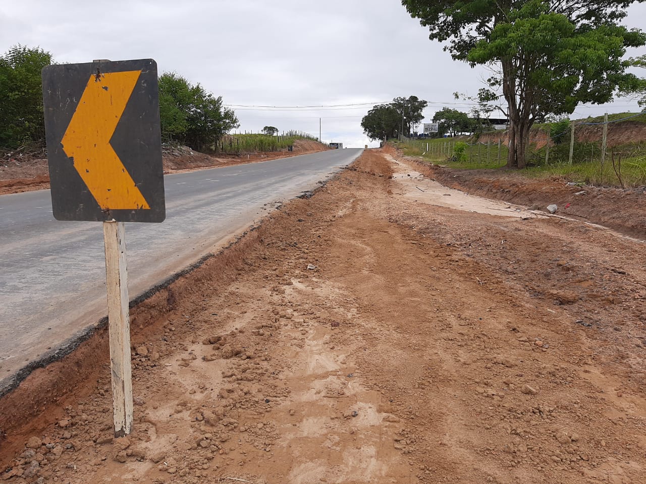 OBRAS DE REABILITAÇÃO DA ES-130 AVANÇAM E SE APROXIMAM DA ÁREA URBANA DE PINHEIROS