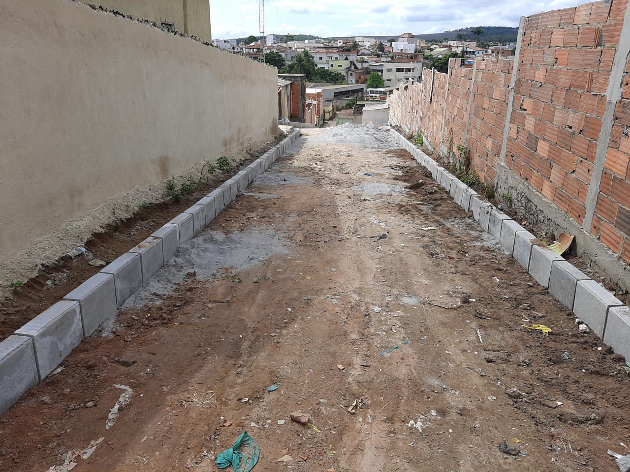 AINDA NO INÍCIO, OBRA DE CALÇAMENTO JÁ TRANSFORMA RUA DO BAIRRO COLINA