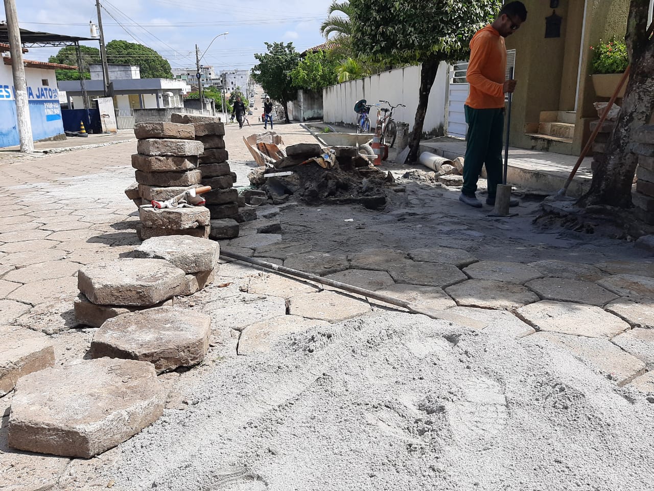 SECRETARIA INICIA AÇÃO TAPA-BURACOS EM VIAS DO MUNICÍPIO AFETADAS PELAS FORTES CHUVAS
