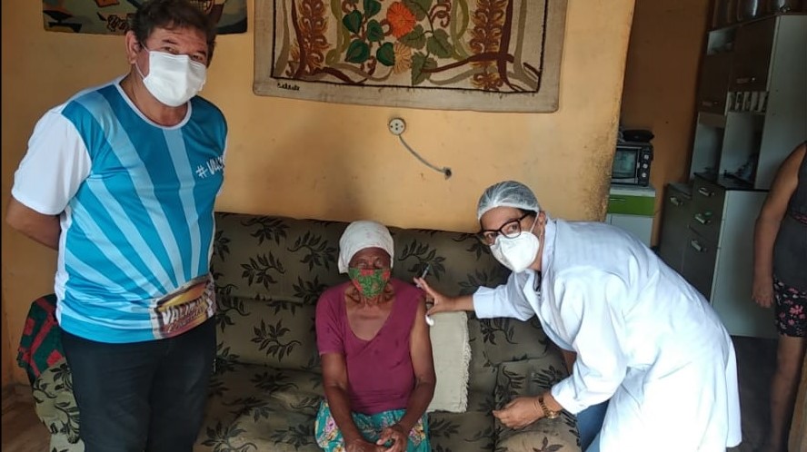 SECRETARIA MUNICIPAL DE SAÚDE INICIA VACINAÇÃO DE IDOSOS COM 90 ANOS OU MAIS