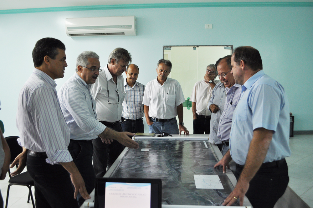 Prefeitos e secretário realizam  visita a Barragem