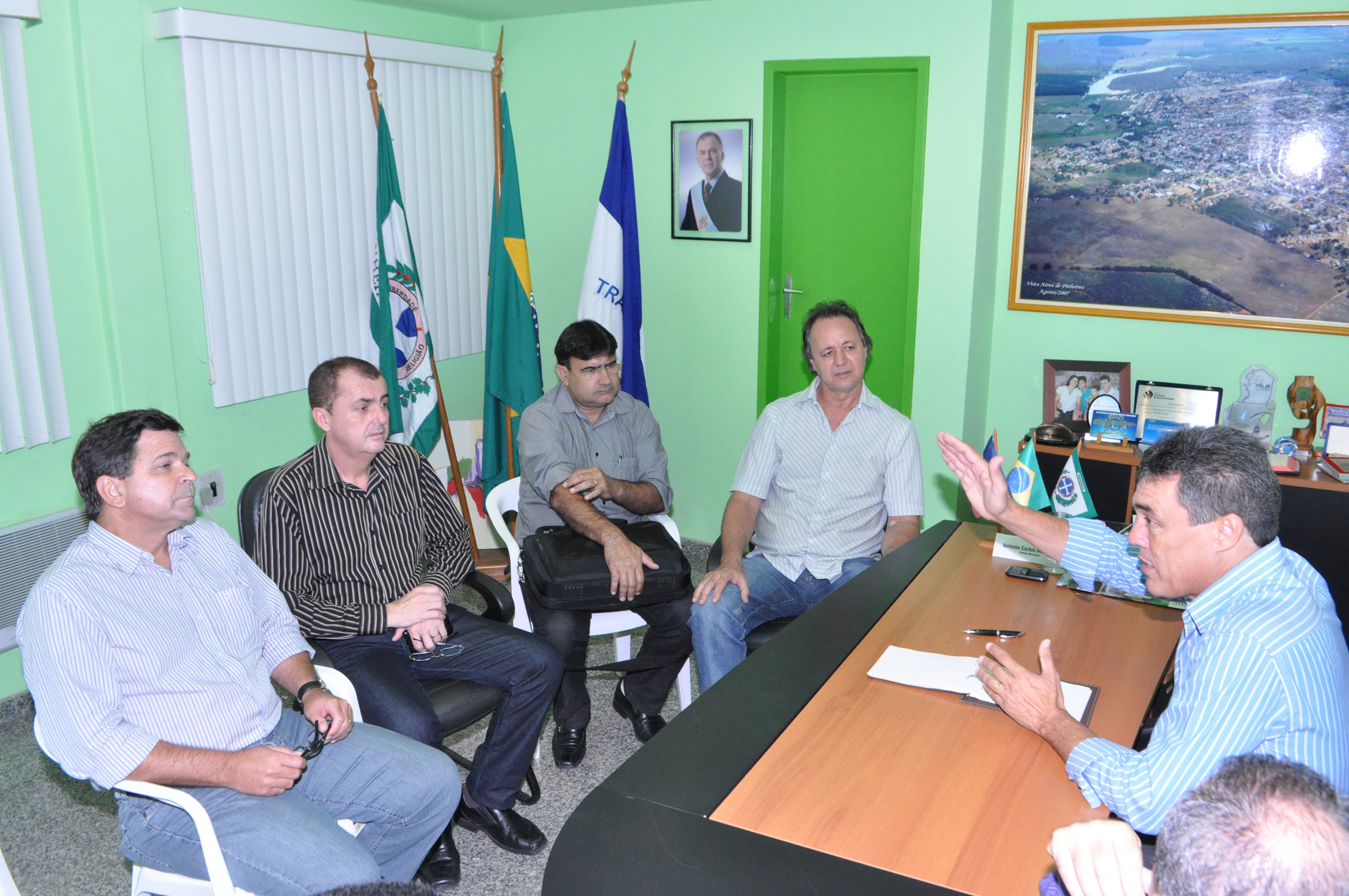 Prefeito de Pinheiros e empresários definem metas para instalação da Fábrica de MDF.