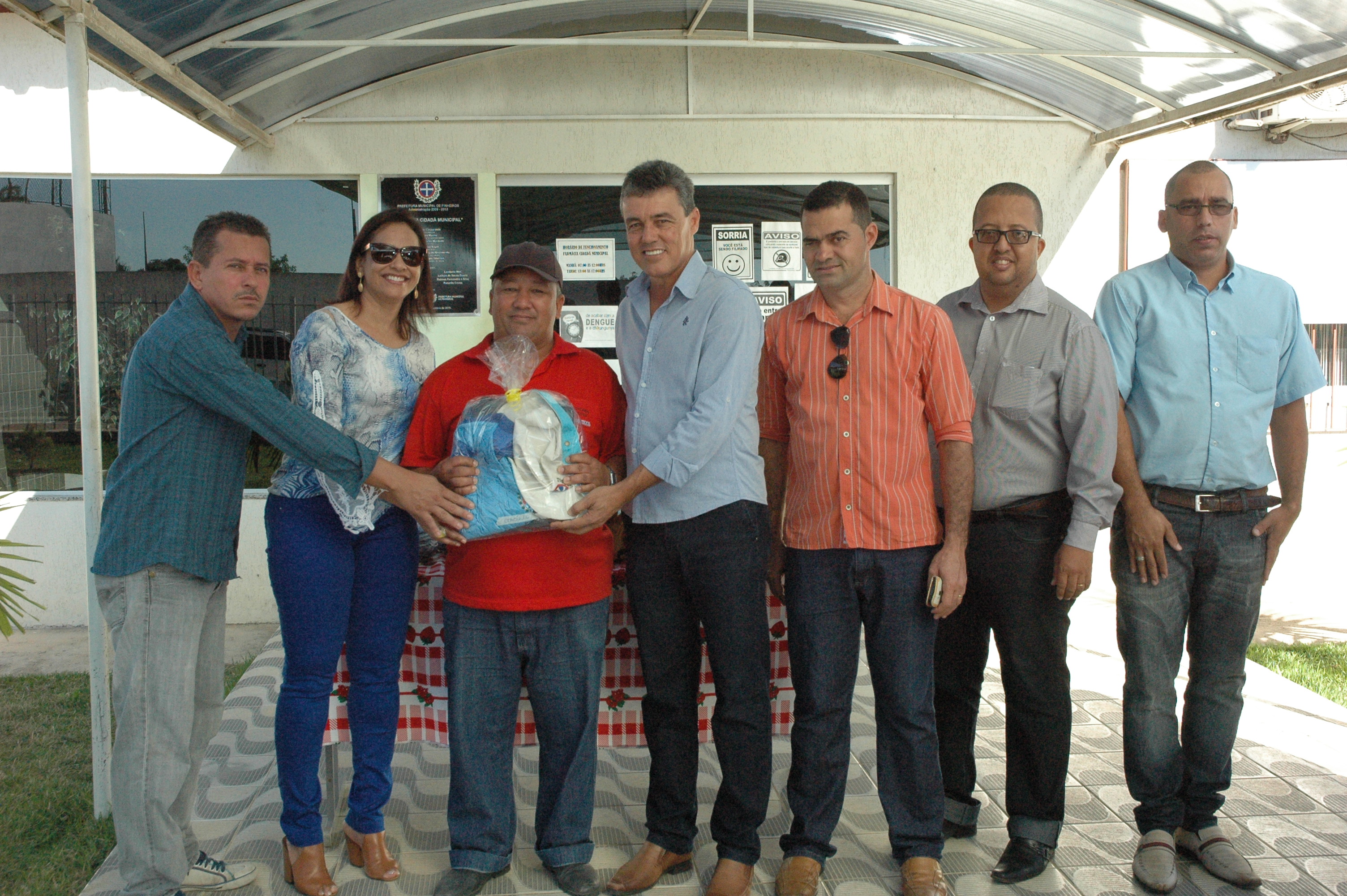 Secretaria de saúde realiza entrega de uniformes