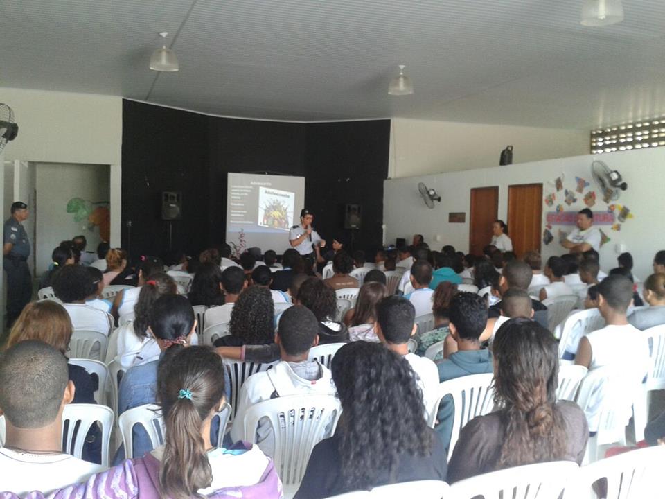 ASSISTÊNCIA SOCIAL E PM PROMOVEM PALESTRA DE COMBATE AO USO DE DROGAS